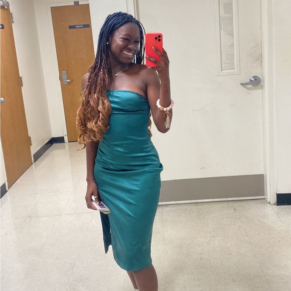 silky hunter green bodycon dress with slit, size XS
for reference i am 5’3 - Picture 2 of 3